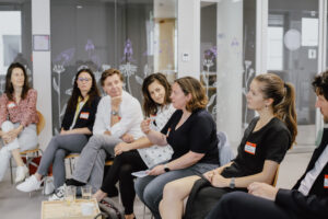 Gruppe an Menschen aus einem der letzten Workshops, die miteinander sprechen.
