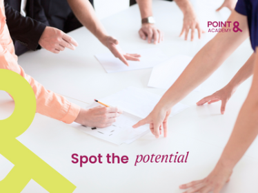 Spot the Potential on-site course; Personen die gemeinsam an einem Tisch arbeiten;